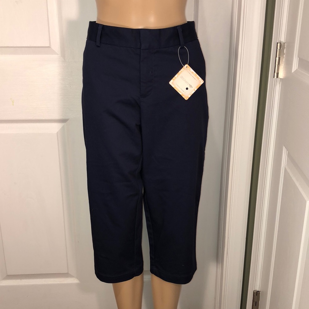 Dockers Navy Capris. NWT.. 6